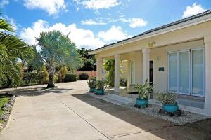 Κήπος έξω από το Ocean View Villa with pool