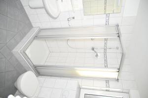 a bathroom with a shower and a toilet in it at Zweibettzimmer-08-OG in Borkum