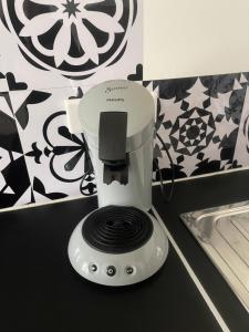 un mixeur blanc assis au-dessus d'un comptoir dans l'établissement L'aventurine NO, à Barbâtre