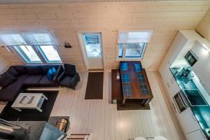 an overhead view of a living room in a tiny house at Rukankarhu Apartment in Ruka