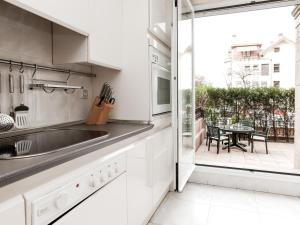 Η κουζίνα ή μικρή κουζίνα στο Luxury w/terrace near the beach Wifi