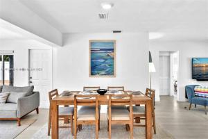 Χώρος καθιστικού στο Live a Comfortable Stay at this Charming House