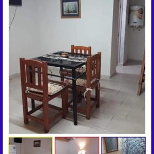 mesa de comedor con 2 sillas y mesa y sillas negras en Alojamiento castillo dpto 4, en Curuzú Cuatiá 2 fotos más