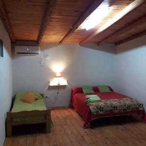 Un dormitorio con una cama y una mesa en una habitación. en Alojamiento castillo dpto 4, en Curuzú Cuatiá