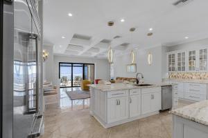 cocina grande con armarios blancos y fregadero en Luxury and Elegance! Stunning Riverfront view, Heated Pool - Bayview - Roelens, en Cabo Coral