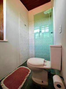 ブジオスにあるPousada Nomades Buziosのトイレとガラスのシャワー付きのバスルーム +82枚の写真