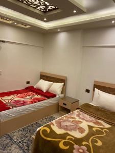 Postel nebo postele na pokoji v ubytování Piramid,s Elhmam city apartments sea view + 20 fotografií