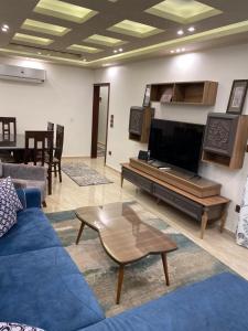 TV a/nebo společenská místnost v ubytování Piramid,s Elhmam city apartments sea view