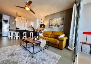 Część wypoczynkowa w obiekcie Elegante apartamento con vista directa al mar