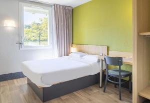 Postel nebo postele na pokoji v ubytování B&B HOTEL Toulon Ollioules