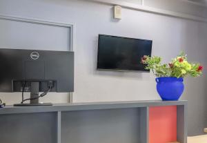 TV a/nebo společenská místnost v ubytování B&B HOTEL Toulon Ollioules