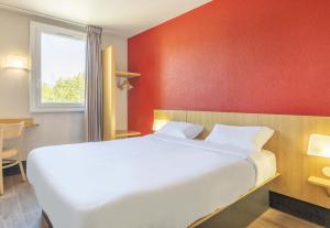 Postel nebo postele na pokoji v ubytování B&B HOTEL Toulon Ollioules
