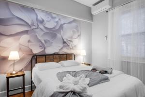 a bedroom with two beds with a flower mural on the wall at Charming 2br Near Drexel in Philadelphia
