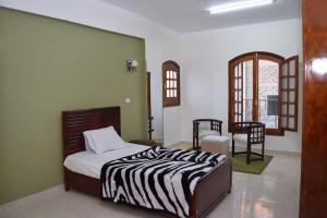 Ένα ή περισσότερα κρεβάτια σε δωμάτιο στο El Hady villa with swimming pool +36 φωτογραφίες