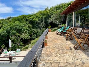 ブジオスにあるPousada Nomades Buziosのパティオの椅子とテーブル