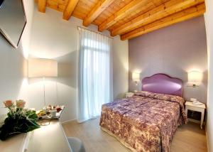 A bed or beds in a room at Agriturismo Ca' Beatrice - Venice Airport