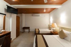 Beach Corridor Hotel & Spa with Free Airport shuttle客房内的一张或多张床位