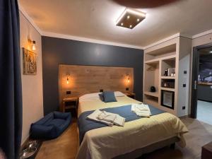 una camera da letto con un letto con due asciugamani sopra di Room4You a Oulx