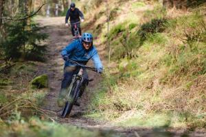 HassopにあるMonsal Trail Apartment B, Bakewellの自転車に乗って土の道を下る男