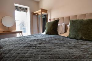 HassopにあるMonsal Trail Apartment B, Bakewellのベッドルーム1室(緑の枕が付くベッド1台、窓付)