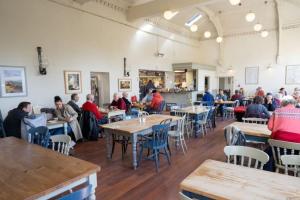 HassopにあるMonsal Trail Apartment B, Bakewellのレストランのテーブルに座っている人々のグループ