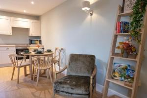 HassopにあるMonsal Trail Apartment B, Bakewellのテーブルと椅子のあるキッチンとダイニングルーム +18枚の写真