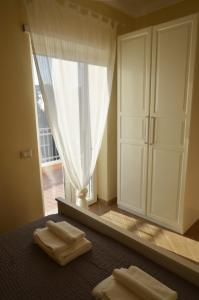 una camera da letto con specchio, letto e finestra di Terrazza sul Parco a Roma