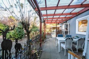 a patio with a pergola and a table and chairs at Ferienwohnung Doris in Viöl