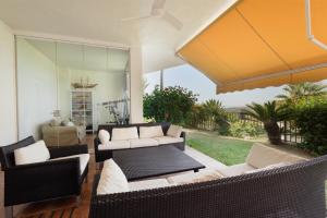 Posezení v ubytování Apartment with private terrace and panoramic views, Balcones del Lago, Istán