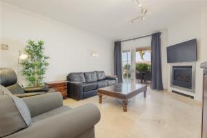 Posezení v ubytování Apartment with private terrace and panoramic views, Balcones del Lago, Istán