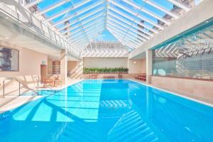 ein Hallenbad mit Glasdecke in der Unterkunft The Samaloco in Matfen