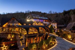 コロワ・ラ・ロシュにあるLA CHENEAUDIÈRE - Hôtel Spa - Relais & Châteaux - Restaurant étoiléのクリスマス灯付家屋上