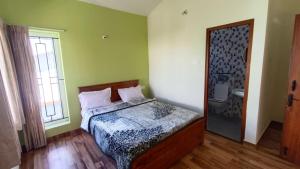Postel nebo postele na pokoji v ubytování Dwarka Home Stay