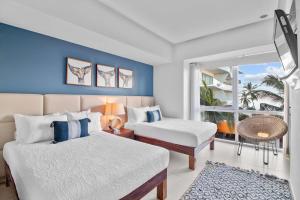 a bedroom with two beds and a window at Spectacular Apartment Ocean View Puerto Vallarta in Puerto Vallarta +65 photos