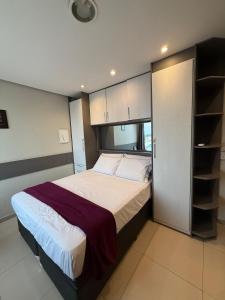 a bedroom with a large bed and a closet at Studio Maraba-LOFT LINDO in Marabá