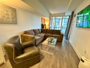 Area tempat duduk di Comfy 1Bdrm den 2Baths with 3 real beds plus parking