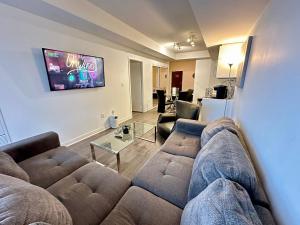 Area tempat duduk di Comfy 1Bdrm den 2Baths with 3 real beds plus parking