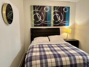 Tempat tidur dalam kamar di Comfy 1Bdrm den 2Baths with 3 real beds plus parking