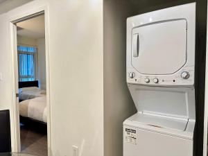 Tempat tidur dalam kamar di Comfy 1Bdrm den 2Baths with 3 real beds plus parking