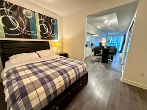 Tempat tidur dalam kamar di Comfy 1Bdrm den 2Baths with 3 real beds plus parking