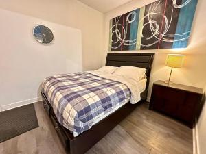 Tempat tidur dalam kamar di Comfy 1Bdrm den 2Baths with 3 real beds plus parking