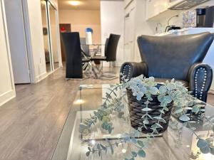 Area tempat duduk di Comfy 1Bdrm den 2Baths with 3 real beds plus parking
