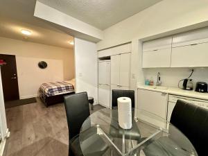 Dapur atau dapur kecil di Comfy 1Bdrm den 2Baths with 3 real beds plus parking