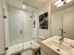 Kamar mandi di Comfy 1Bdrm den 2Baths with 3 real beds plus parking +14 foto