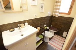 a bathroom with a sink and a toilet at Il Pettirosso B&B in Certosa di Pavia