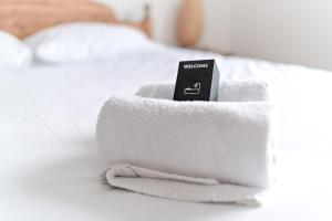 een stapel handdoeken bovenop een bed bij GuestReady - Tranquil Escape in the City in La Mulatière +16 foto's