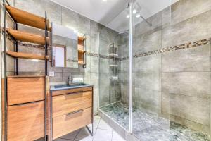 een badkamer met douche en wastafel bij GuestReady - Tranquil Escape in the City in La Mulatière