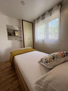 Ένα ή περισσότερα κρεβάτια σε δωμάτιο στο Mobile home 5214-1 for 3 Pers in Murvica