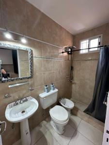 Ένα μπάνιο στο Duplex enfrente al hospital Masvernat con estacionamiento