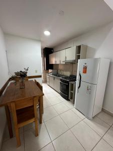 Η κουζίνα ή μικρή κουζίνα στο Duplex enfrente al hospital Masvernat con estacionamiento